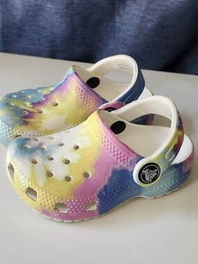 Size 5 Toddler CROCS Kids Tie-Dye Clogs in Yellow, Pink, Blue